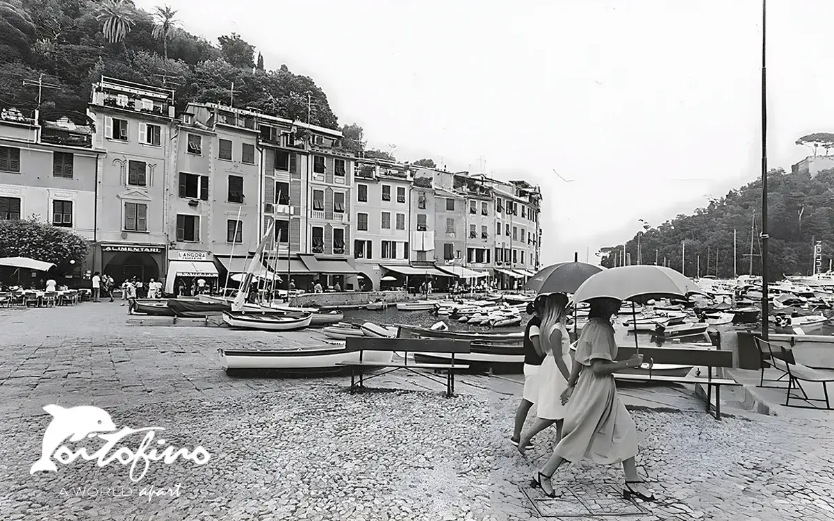 Girls walking under the umbrella in Portofino. Portofino, 1980 © alecchi