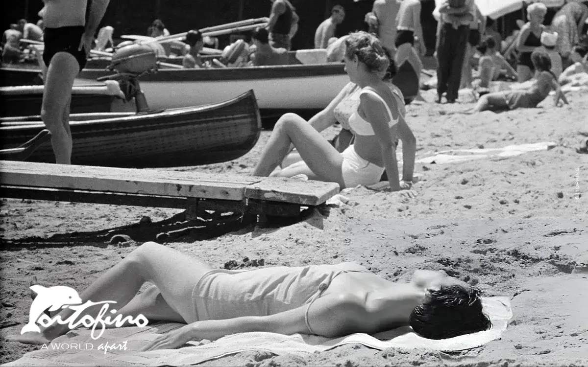 Women sunbathing on Paraggi - 1952 - © Hopkins