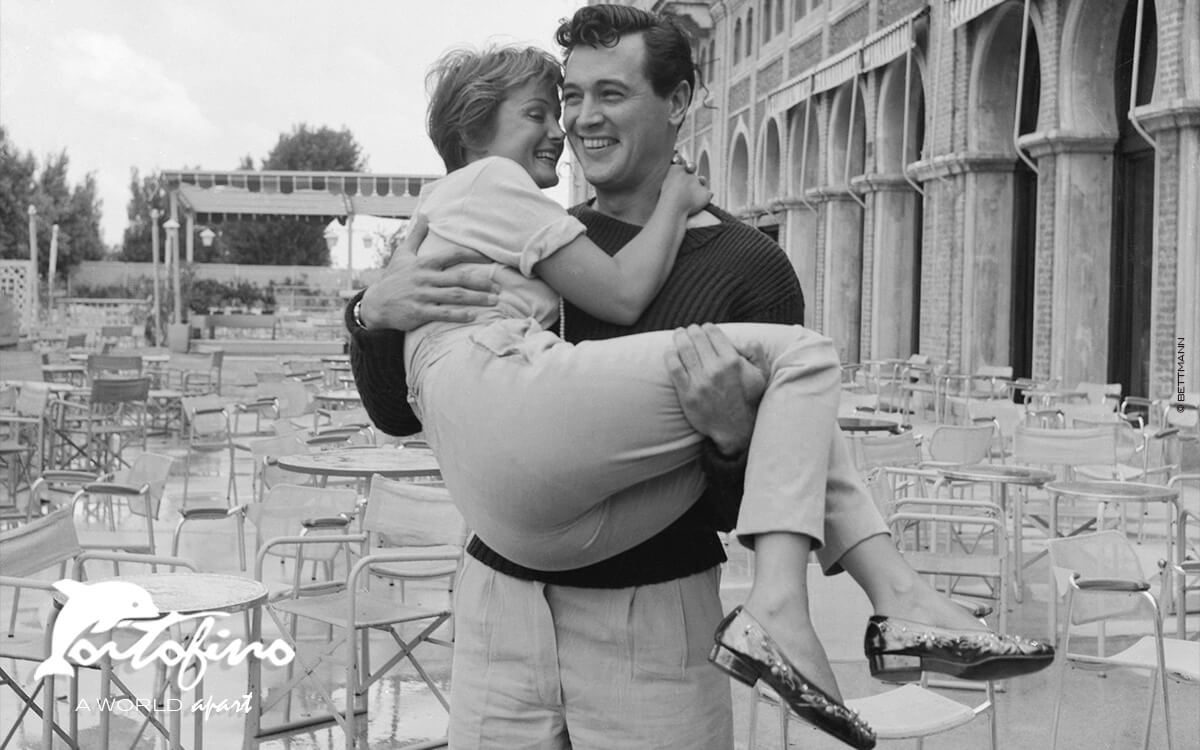 Rock-Hudson-Hugging-Novella-Parigini-al-festival-di-venezia-del-1954-2