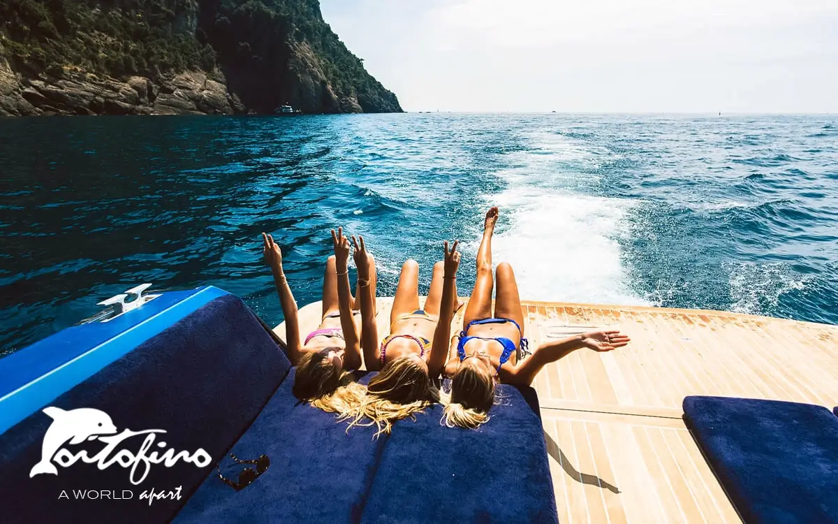 janni and her best friends in the bay in front of camogli